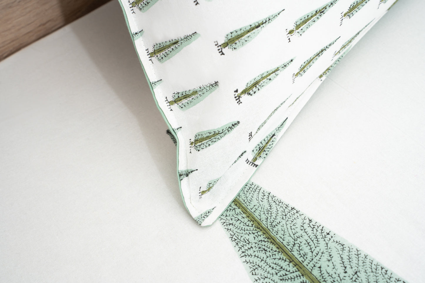 HandBlock Artisan Weave Foral White & Green Bedsheet Set